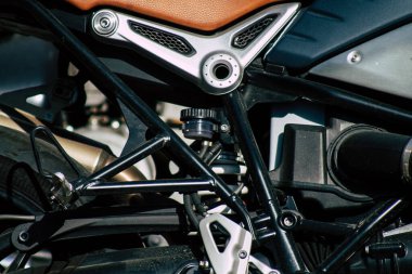 Şehir merkezinin caddelerinde yuvarlanan bir motorsikletin yakın çekimi.