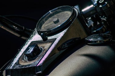 Şehir merkezinin caddelerinde yuvarlanan bir motorsikletin yakın çekimi.