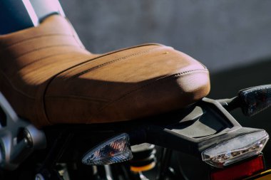Şehir merkezinin caddelerinde yuvarlanan bir motorsikletin yakın çekimi.