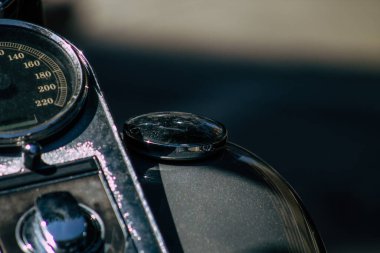 Şehir merkezinin caddelerinde yuvarlanan bir motorsikletin yakın çekimi.