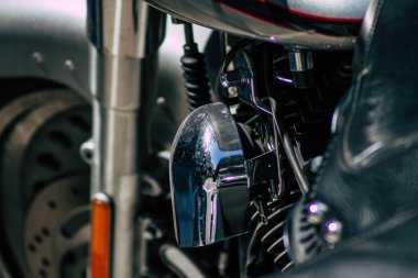 Şehir merkezinin caddelerinde yuvarlanan bir motorsikletin yakın çekimi.