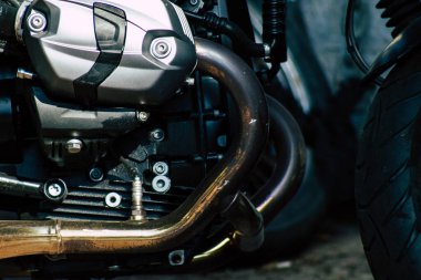 Şehir merkezinin caddelerinde yuvarlanan bir motorsikletin yakın çekimi.