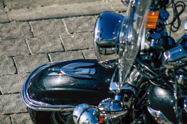 Şehir merkezinin caddelerinde yuvarlanan bir motorsikletin yakın çekimi.