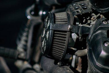 Şehir merkezinin caddelerinde yuvarlanan bir motorsikletin yakın çekimi.