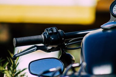 Şehir merkezinin caddelerinde yuvarlanan bir motorsikletin yakın çekimi.