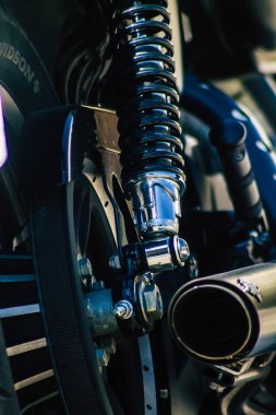 Şehir merkezinin caddelerinde yuvarlanan bir motorsikletin yakın çekimi.