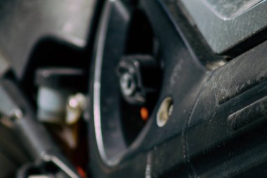 Şehir merkezinin caddelerinde yuvarlanan bir motorsikletin yakın çekimi.