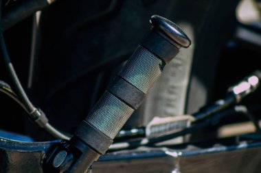 Şehir merkezinin caddelerinde yuvarlanan bir motorsikletin yakın çekimi.