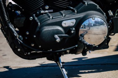 Şehir merkezinin caddelerinde yuvarlanan bir motorsikletin yakın çekimi.