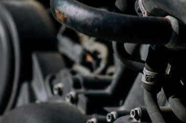 Şehir merkezinin caddelerinde yuvarlanan bir motorsikletin yakın çekimi.