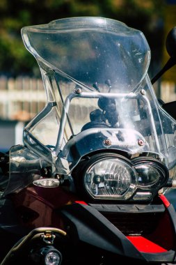 Şehir merkezinin caddelerinde yuvarlanan bir motorsikletin yakın çekimi.