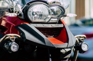 Şehir merkezinin caddelerinde yuvarlanan bir motorsikletin yakın çekimi.