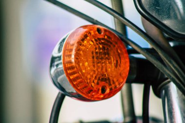 Şehir merkezinin caddelerinde yuvarlanan bir motorsikletin yakın çekimi.