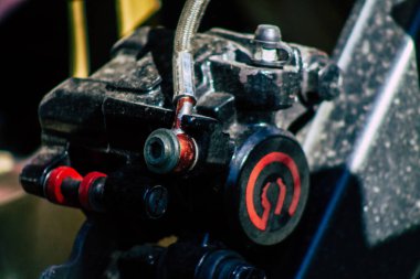 Şehir merkezinin caddelerinde yuvarlanan bir motorsikletin yakın çekimi.