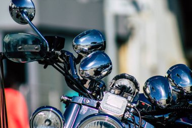 Şehir merkezinin caddelerinde yuvarlanan bir motorsikletin yakın çekimi.