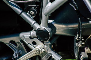 Şehir merkezinin caddelerinde yuvarlanan bir motorsikletin yakın çekimi.