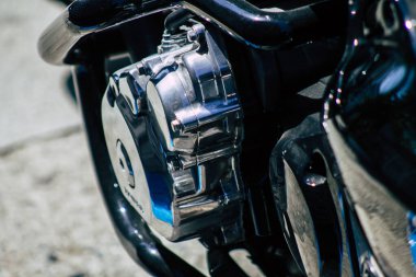 Şehir merkezinin caddelerinde yuvarlanan bir motorsikletin yakın çekimi.