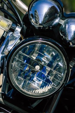 Şehir merkezinin caddelerinde yuvarlanan bir motorsikletin yakın çekimi.