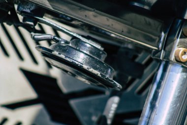 Şehir merkezinin caddelerinde yuvarlanan bir motorsikletin yakın çekimi.