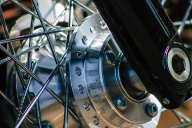 Şehir merkezinin caddelerinde yuvarlanan bir motorsikletin yakın çekimi.