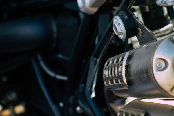 Close Van Een Motorfiets Rollen Straten Van Het Centrum Van — Stockfoto