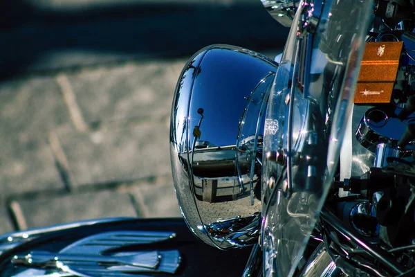 Primo Piano Una Moto Che Rotola Nelle Strade Del Centro — Foto Stock