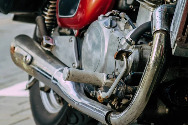 Primo Piano Una Moto Che Rotola Nelle Strade Del Centro — Foto Stock