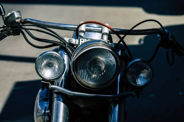 Zbliżenie Motocykla Toczenia Się Ulicach Centrum Miasta Obszaru Metropolitalnego — Zdjęcie stockowe
