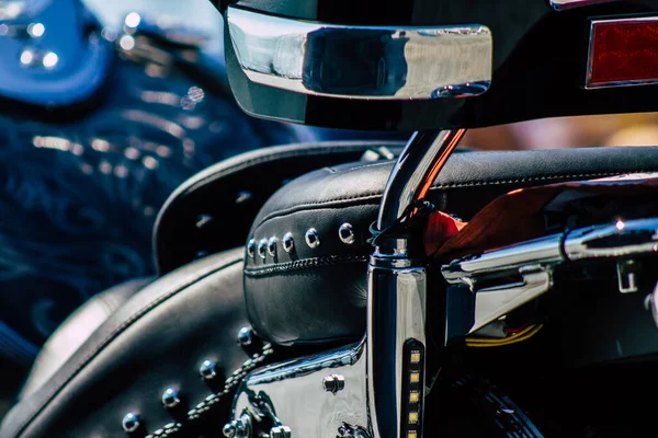 Zbliżenie Motocykla Toczenia Się Ulicach Centrum Miasta Obszaru Metropolitalnego — Zdjęcie stockowe