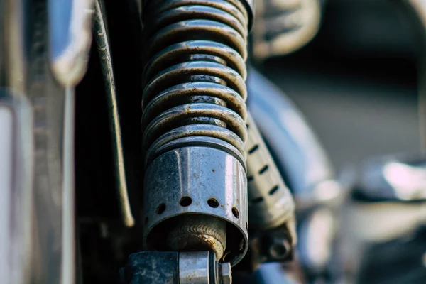 Primo Piano Una Moto Che Rotola Nelle Strade Del Centro — Foto Stock