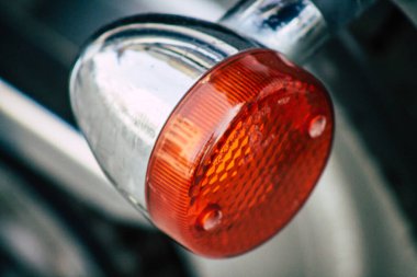 Şehir merkezinin caddelerinde yuvarlanan bir motorsikletin yakın çekimi.