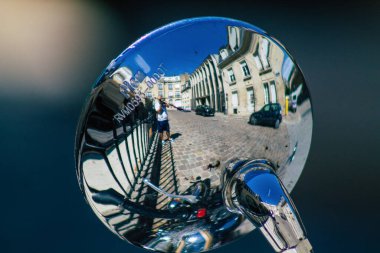 Şehir merkezinin caddelerinde yuvarlanan bir motorsikletin yakın çekimi.