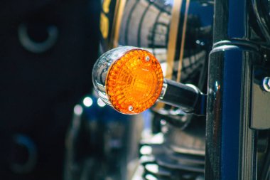 Şehir merkezinin caddelerinde yuvarlanan bir motorsikletin yakın çekimi.