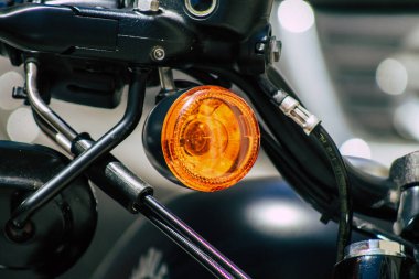 Şehir merkezinin caddelerinde yuvarlanan bir motorsikletin yakın çekimi.