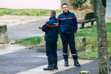 Reims, Fransa 8 Ekim 2020 'de, Fransa' nın Grand Est bölgesinde bir şehir olan ve Avrupa 'nın en eski şehirlerinden biri olan Reims sokaklarına müdahale eden Fransız itfaiyeciye bakmaktadır.