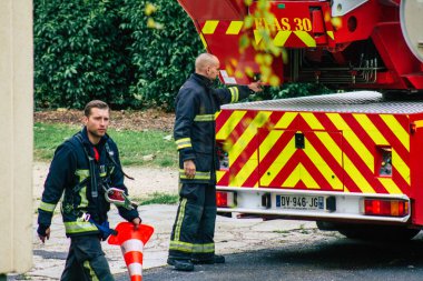 Reims, Fransa 8 Ekim 2020 'de, Fransa' nın Grand Est bölgesinde bir şehir olan ve Avrupa 'nın en eski şehirlerinden biri olan Reims sokaklarına müdahale eden Fransız itfaiyeciye bakmaktadır.