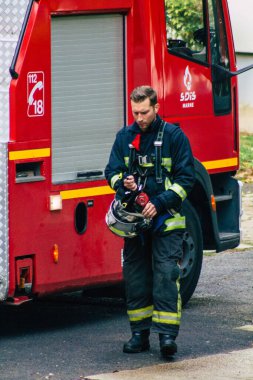 Reims, Fransa 8 Ekim 2020 'de, Fransa' nın Grand Est bölgesinde bir şehir olan ve Avrupa 'nın en eski şehirlerinden biri olan Reims sokaklarına müdahale eden Fransız itfaiyeciye bakmaktadır.