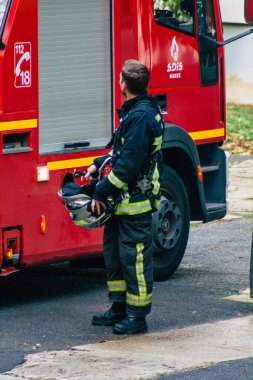 Reims, Fransa 8 Ekim 2020 'de, Fransa' nın Grand Est bölgesinde bir şehir olan ve Avrupa 'nın en eski şehirlerinden biri olan Reims sokaklarına müdahale eden Fransız itfaiyeciye bakmaktadır.