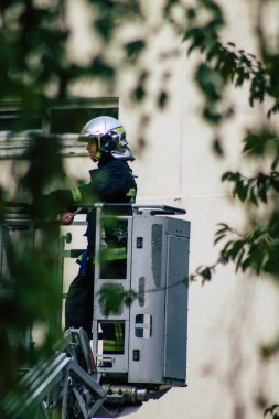 Reims, Fransa 8 Ekim 2020 'de, Fransa' nın Grand Est bölgesinde bir şehir olan ve Avrupa 'nın en eski şehirlerinden biri olan Reims sokaklarına müdahale eden Fransız itfaiyeciye bakmaktadır.