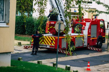 Reims, Fransa 8 Ekim 2020 'de, Fransa' nın Grand Est bölgesinde bir şehir olan ve Avrupa 'nın en eski şehirlerinden biri olan Reims sokaklarına müdahale eden Fransız itfaiyeciye bakmaktadır.