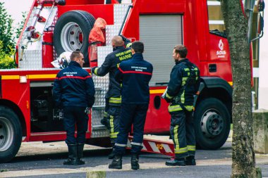 Reims, Fransa 8 Ekim 2020 'de, Fransa' nın Grand Est bölgesinde bir şehir olan ve Avrupa 'nın en eski şehirlerinden biri olan Reims sokaklarına müdahale eden Fransız itfaiyeciye bakmaktadır.