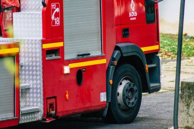 Reims, Fransa 8 Ekim 2020 'de, Fransa' nın Grand Est bölgesinde ve Avrupa 'nın en eski şehirlerinden biri olan Reims sokaklarına müdahale eden bir Fransız itfaiye aracına bakıyor.