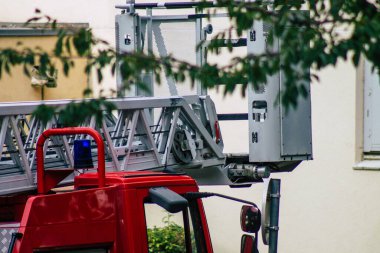 Reims, Fransa 8 Ekim 2020 'de, Fransa' nın Grand Est bölgesinde ve Avrupa 'nın en eski şehirlerinden biri olan Reims sokaklarına müdahale eden bir Fransız itfaiye aracına bakıyor.