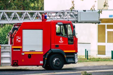 Reims, Fransa 8 Ekim 2020 'de, Fransa' nın Grand Est bölgesinde ve Avrupa 'nın en eski şehirlerinden biri olan Reims sokaklarına müdahale eden bir Fransız itfaiye aracına bakıyor.