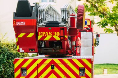 Reims, Fransa 8 Ekim 2020 'de, Fransa' nın Grand Est bölgesinde ve Avrupa 'nın en eski şehirlerinden biri olan Reims sokaklarına müdahale eden bir Fransız itfaiye aracına bakıyor.