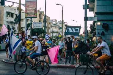 Tel Aviv İsrail 10 Ekim 2020 Tel Aviv sokaklarında Coronavirus salgınıyla ilgili hükümet politikalarına karşı gösteri yapan kimliği belirsiz İsrail halkının görüntüsü