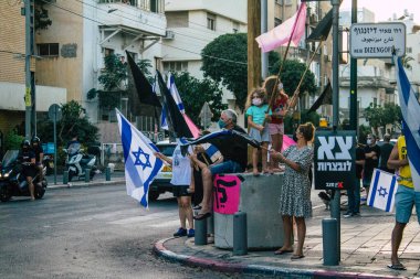 Tel Aviv İsrail 10 Ekim 2020 Tel Aviv sokaklarında Coronavirus salgınıyla ilgili hükümet politikalarına karşı gösteri yapan kimliği belirsiz İsrail halkının görüntüsü