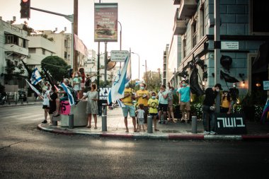 Tel Aviv İsrail 10 Ekim 2020 Tel Aviv sokaklarında Coronavirus salgınıyla ilgili hükümet politikalarına karşı gösteri yapan kimliği belirsiz İsrail halkının görüntüsü