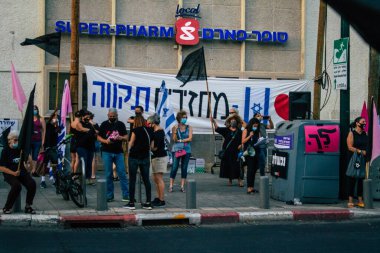 Tel Aviv İsrail 10 Ekim 2020 Tel Aviv sokaklarında Coronavirus salgınıyla ilgili hükümet politikalarına karşı gösteri yapan kimliği belirsiz İsrail halkının görüntüsü