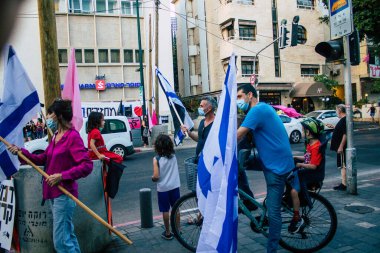Tel Aviv İsrail 10 Ekim 2020 Tel Aviv sokaklarında Coronavirus salgınıyla ilgili hükümet politikalarına karşı gösteri yapan kimliği belirsiz İsrail halkının görüntüsü